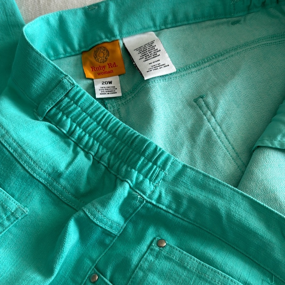 Ruby Rd. Teal green Capris - Picture 4 of 7